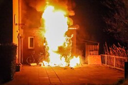 Uitslaande brand in schuur bij woning in Hoofddorp