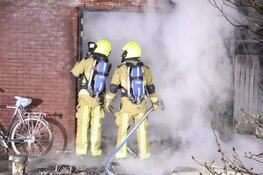 Uitslaande brand in schuur bij woning in Hoofddorp