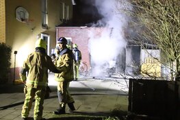 Uitslaande brand in schuur bij woning in Hoofddorp