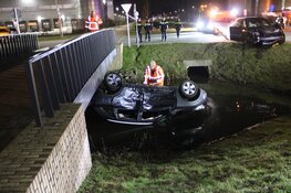 Auto belandt in sloot na botsing in Hoofddorp