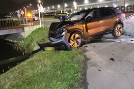 Auto belandt in sloot na botsing in Hoofddorp