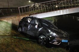 Auto belandt in sloot na botsing in Hoofddorp
