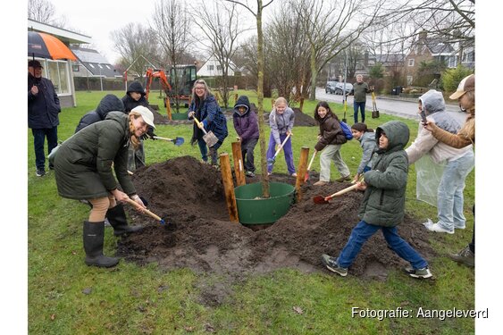 Kinderen vergroenen hun schoolplein op Boomfeestdag