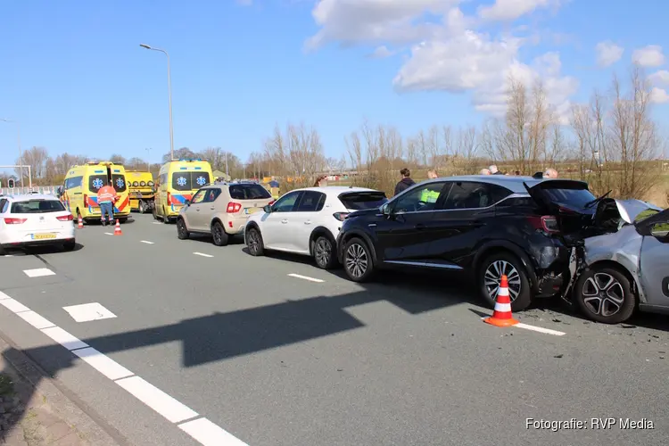Gewonde na kop-staartbotsing tussen meerdere voertuigen op N-weg Vijfhuizen
