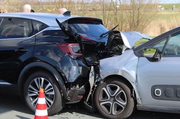 Gewonde na kop-staartbotsing tussen meerdere voertuigen op N-weg Vijfhuizen