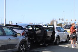 Gewonde na kop-staartbotsing tussen meerdere voertuigen op N-weg Vijfhuizen