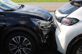 Gewonde na kop-staartbotsing tussen meerdere voertuigen op N-weg Vijfhuizen