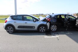 Gewonde na kop-staartbotsing tussen meerdere voertuigen op N-weg Vijfhuizen