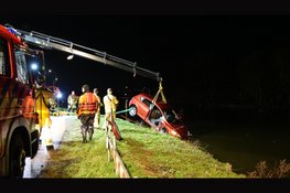 Auto belandt in ringvaart, bestuurder door brandweer bevrijd
