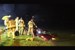 Auto belandt in ringvaart, bestuurder door brandweer bevrijd
