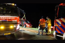 Auto belandt in ringvaart, bestuurder door brandweer bevrijd