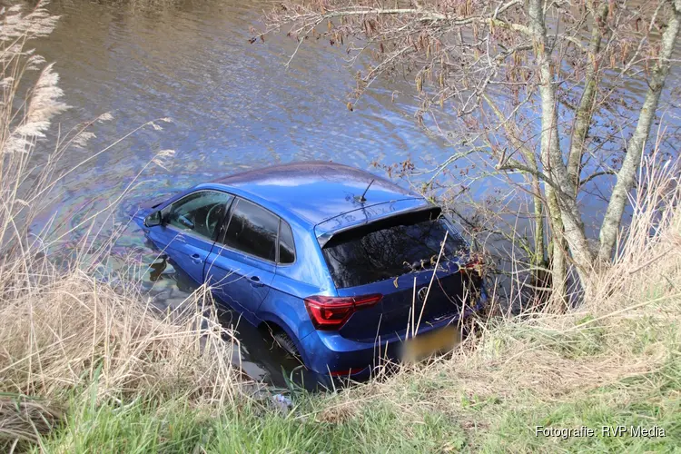 Voertuig te water in Hoofddorp, twee inzittenden met schrik vrijgekomen