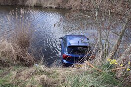 Voertuig te water in Hoofddorp, twee inzittenden met schrik vrijgekomen
