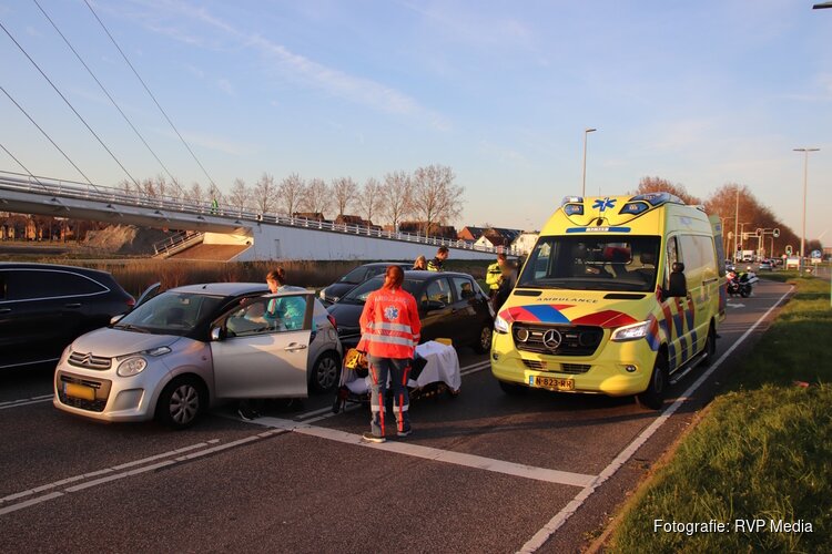 Gewonden na kop-staart botsing bij stoplichten in Hoofddorp