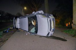 Auto op zijn kant bij eenzijdig ongeval Cruquius