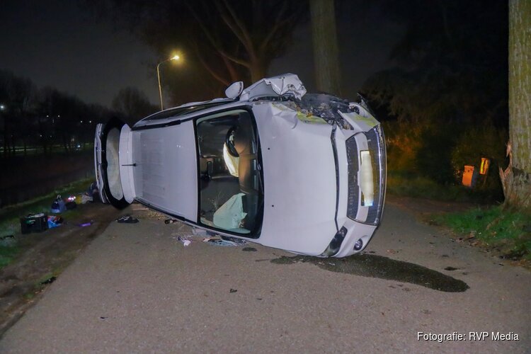 Auto op zjn kant bij eenzijdig ongeval Cruquius