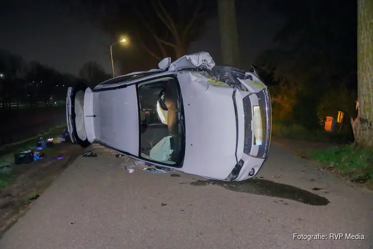 Auto op zjn kant bij eenzijdig ongeval Cruquius