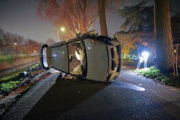 Auto op zjn kant bij eenzijdig ongeval Cruquius