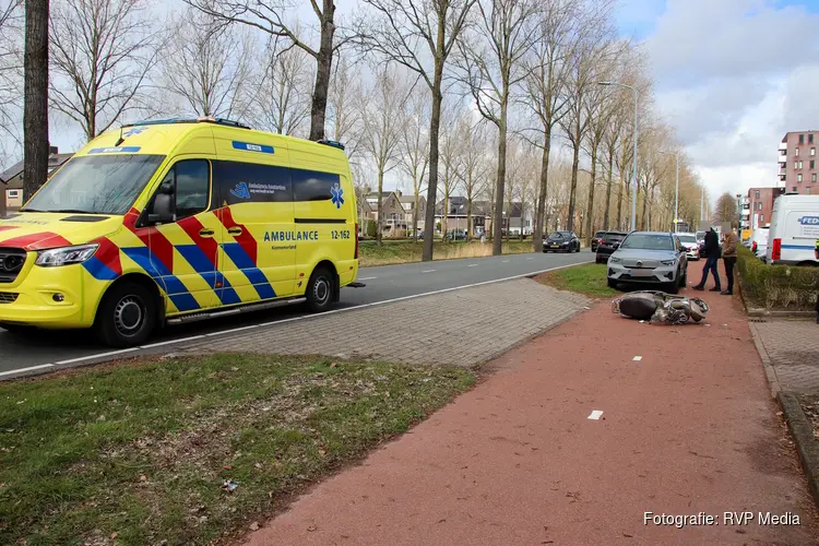 Scooterrijder gewond na aanrijding met auto