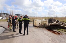 Grote vaten met gevaarlijke stoffen gevonden op parkeerplaats in Lijnden