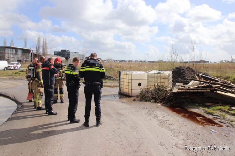 Grote vaten met gevaarlijke stoffen gevonden op parkeerplaats in Lijnden