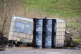 Grote vaten met gevaarlijke stoffen gevonden op parkeerplaats in Lijnden