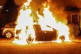 Auto volledig in lichterlaaie in Hoofddorp