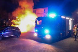 Auto volledig in lichterlaaie in Hoofddorp