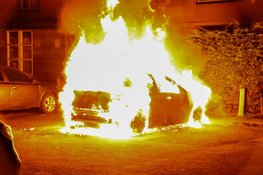 Auto volledig in lichterlaaie in Hoofddorp