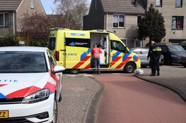 Fietser schrikt van auto en komt ten val in Hoofddorp
