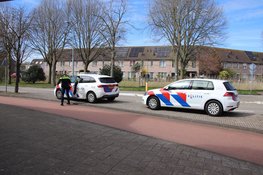 Fietser schrikt van auto en komt ten val in Hoofddorp