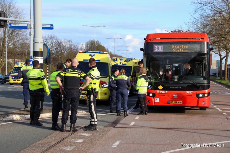 Lijnbus maakt noodstop, meerdere ambulances ter plekke