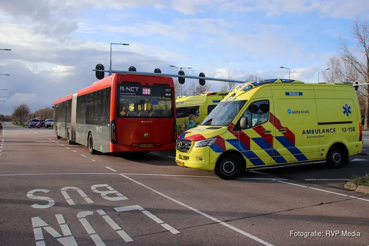 Lijnbus maakt noodstop, meerdere ambulances ter plekke