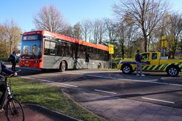 Connexxion bus probeert te keren en blokkeert volledige weg in Hoofddorp