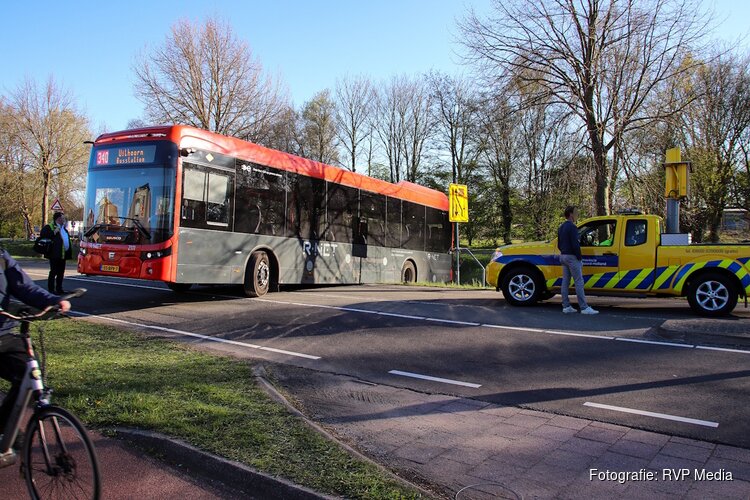 Connexxion bus probeert te keren en blokkeert volledige weg in Hoofddorp