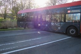 Connexxion bus probeert te keren en blokkeert volledige weg in Hoofddorp