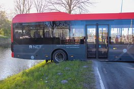 Connexxion bus probeert te keren en blokkeert volledige weg in Hoofddorp