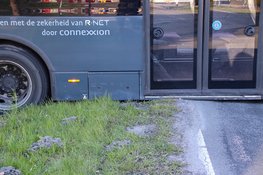 Connexxion bus probeert te keren en blokkeert volledige weg in Hoofddorp