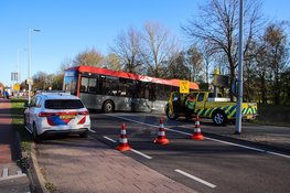 Connexxion bus probeert te keren en blokkeert volledige weg in Hoofddorp