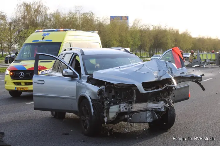 Auto botst op pijlwagen op A4, bestuurder gewond