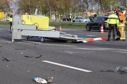 Auto botst op pijlwagen op A4, bestuurder gewond