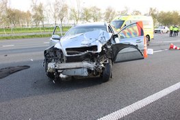 Auto botst op pijlwagen op A4, bestuurder gewond