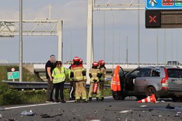 Auto botst op pijlwagen op A4, bestuurder gewond