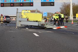Auto botst op pijlwagen op A4, bestuurder gewond