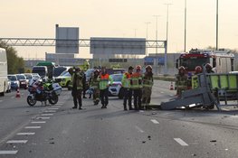 Auto botst op pijlwagen op A4, bestuurder gewond