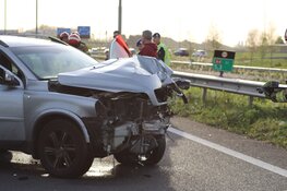 Auto botst op pijlwagen op A4, bestuurder gewond