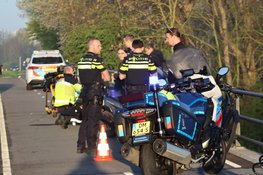 Scooterrijder gewond na val op brug N232 in Vijfhuizen