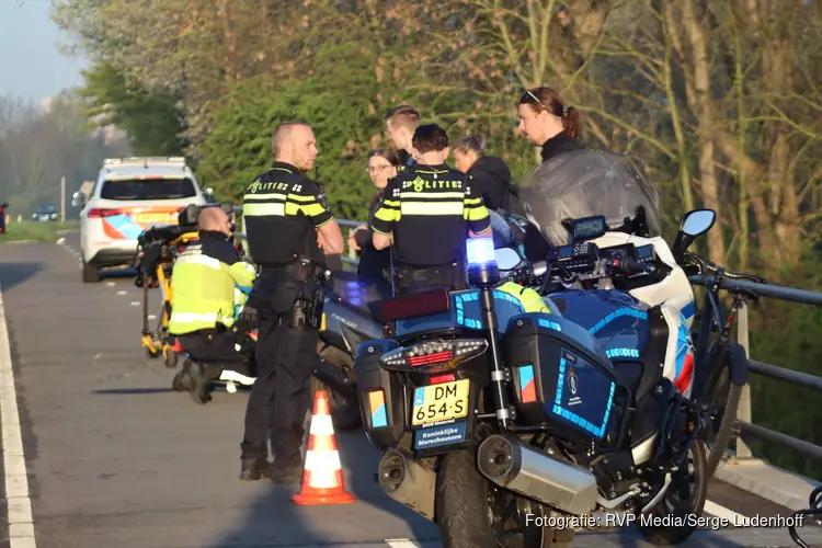 Scooterrijder gewond na val op brug N232 in Vijfhuizen