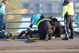 Scooterrijder gewond na val op brug N232 in Vijfhuizen
