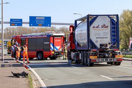 Personenbus botst tegen vrachtwagen. Brandstoftank lek en N232 afgesloten.